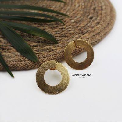 Classy Gold overlap Hoop Studs1